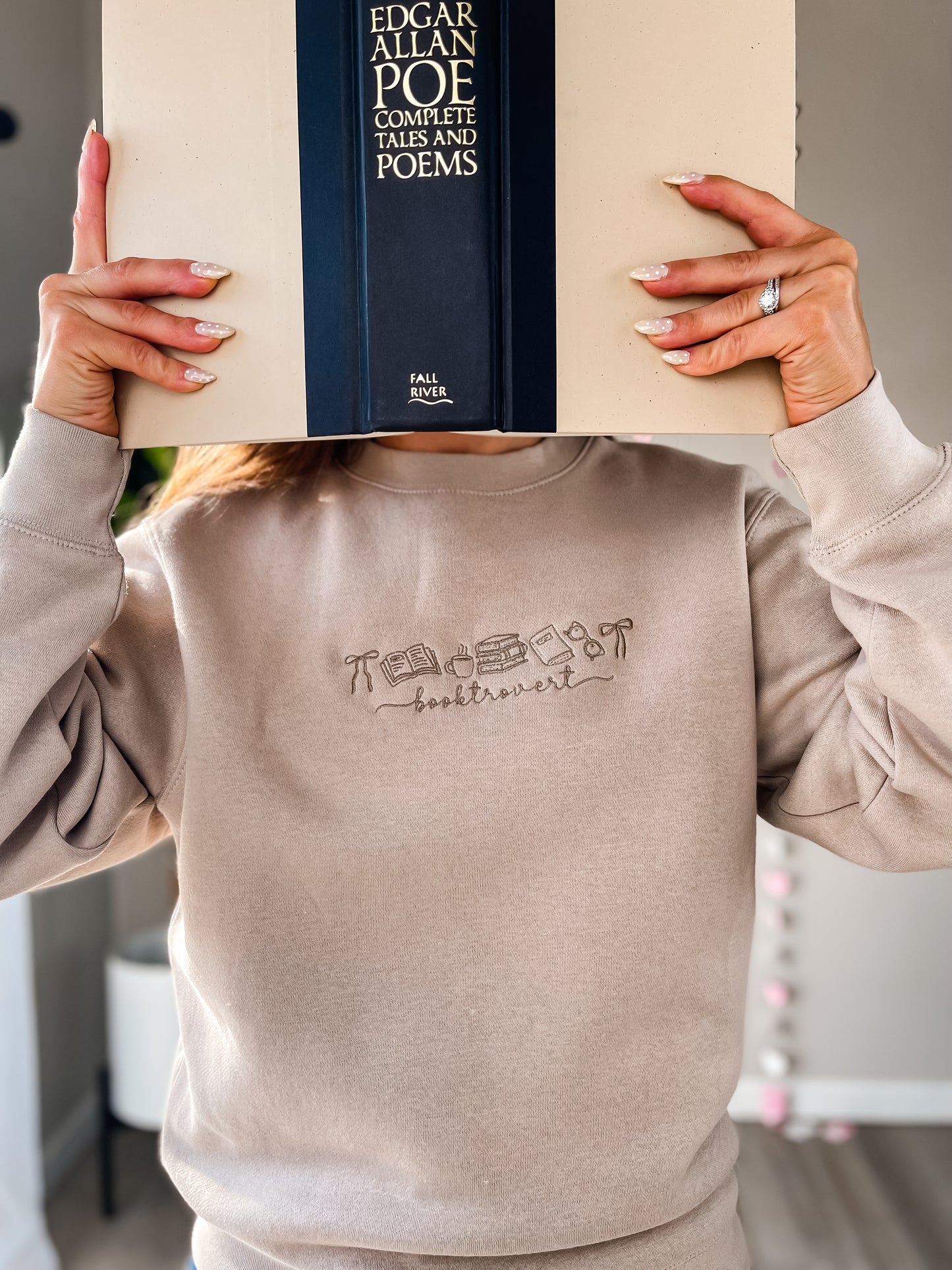 Booktrovert Embroidered Sweatshirt – Light Brown