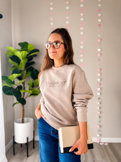 Booktrovert Embroidered Sweatshirt – Light Brown